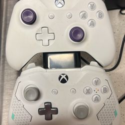 Xbox Controllers Rechargeable With Charge Station Via 