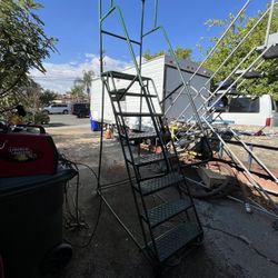 Vendo Esta Escalera De 8 Escalones Para Bodega… I’m Selling This 8 Rolling Ladder In North Rialto Ca For $480 Dls