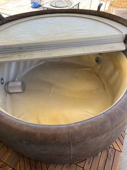 Softub 140. Tub and top only. Free