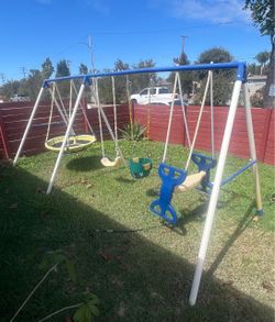 FREE!!! Swing set.