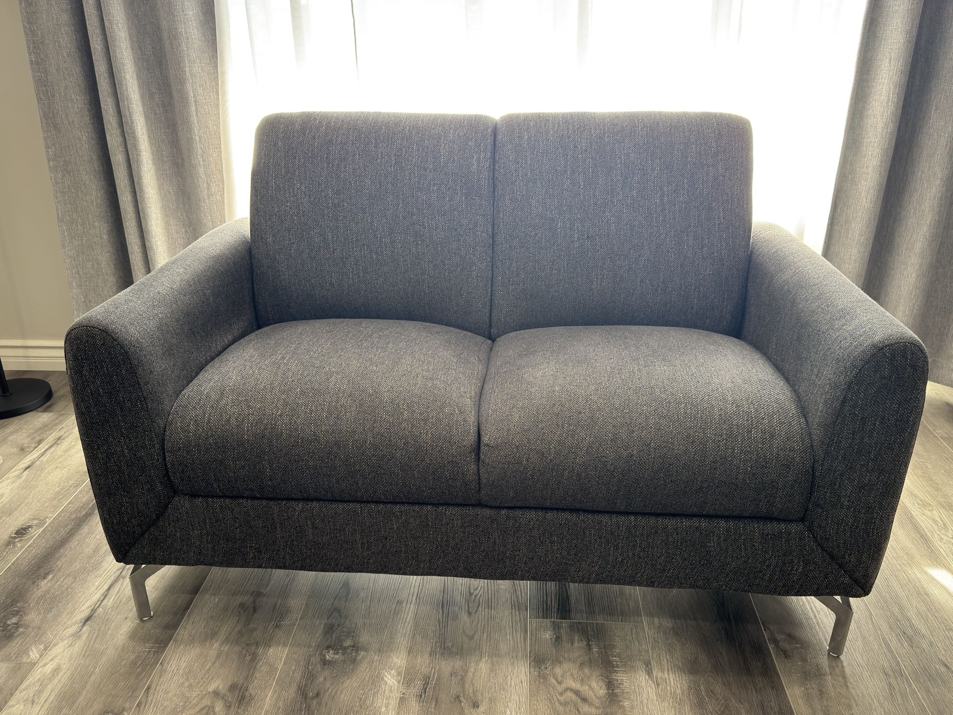 Used Dark Gray Loveseat – Very Good Condition