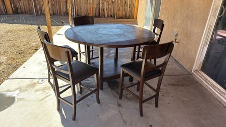 Table with 5 chairs