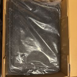 Fresh Lv Bag Never Worn ,I Want 800 For But We Can Talk Things Out 