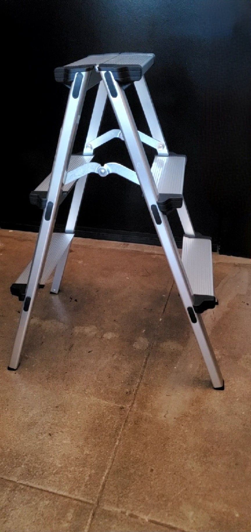 🪜 FOR SALE: Ultra-lightweight 3-Step Double-Sided Aluminum Ladder - Like New