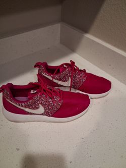 Pink Nike's tennis