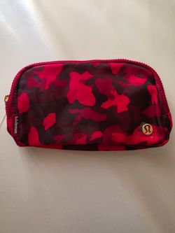 Lululemon everywhere belt bag in red camo