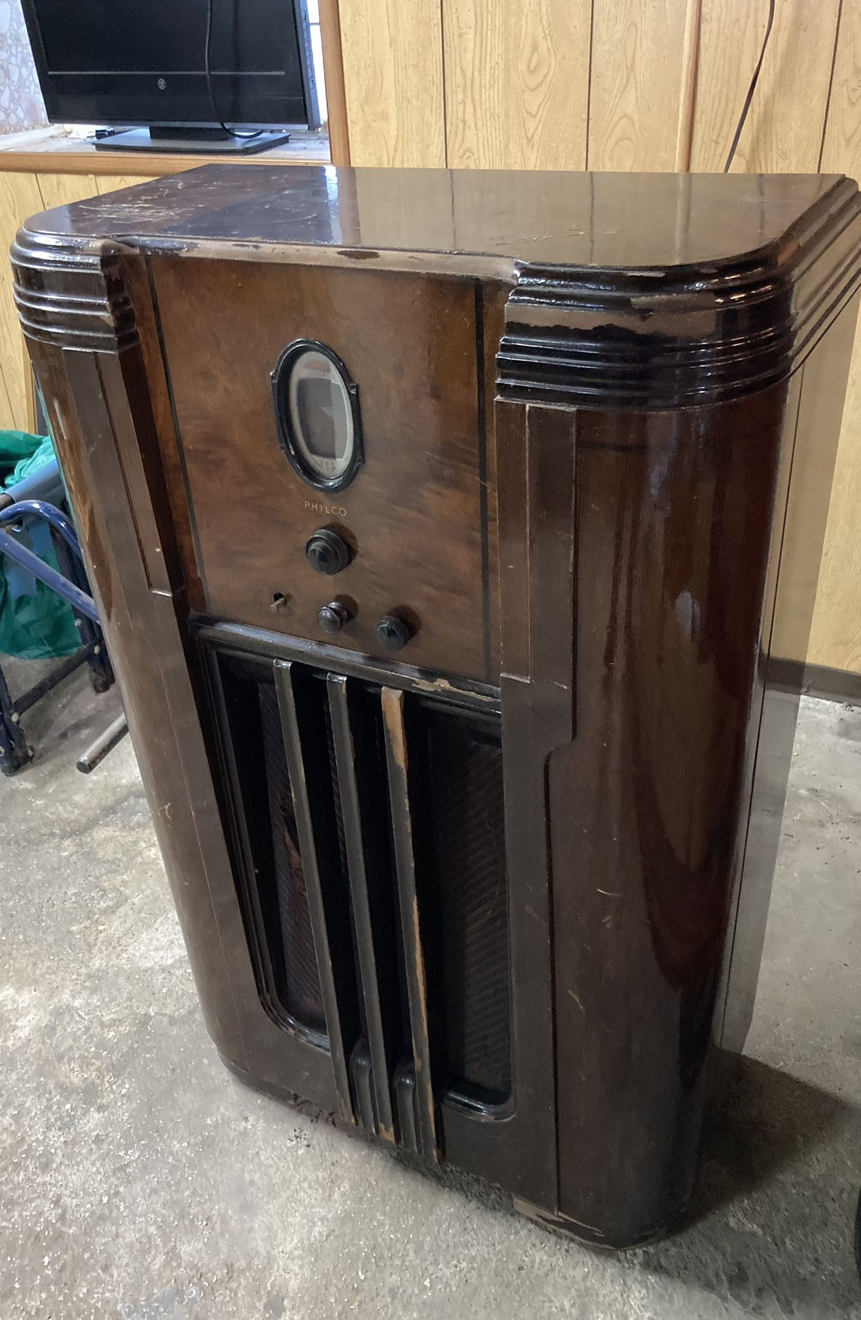VINTAGE ANTIQUE PHILCO RADIO - Probably can be refurbished a bit