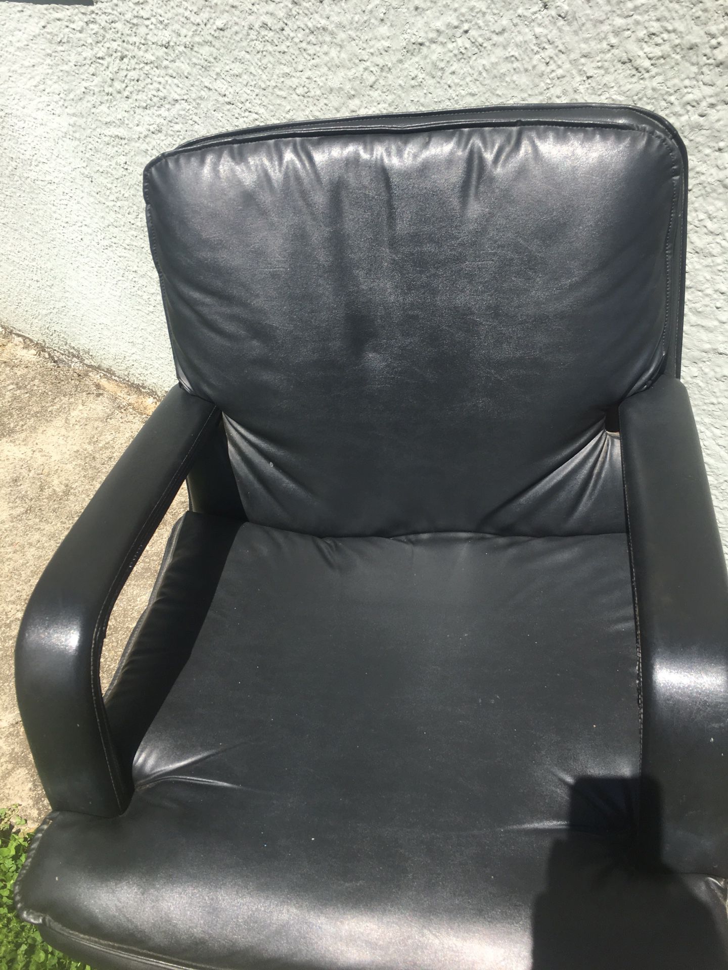 Black Cushioned Office Chair
