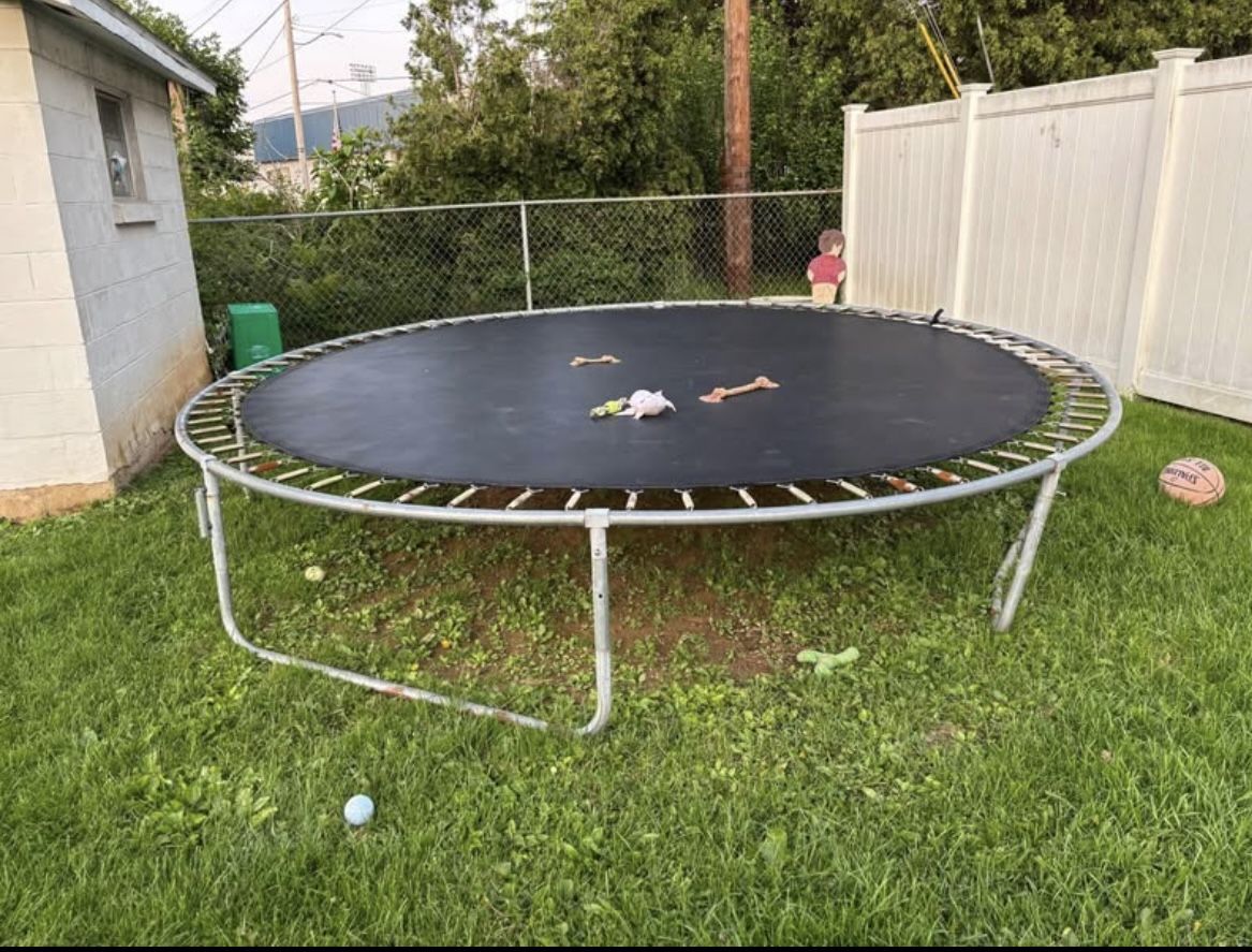 15 Ft Free Trampoline Great For Scrappers