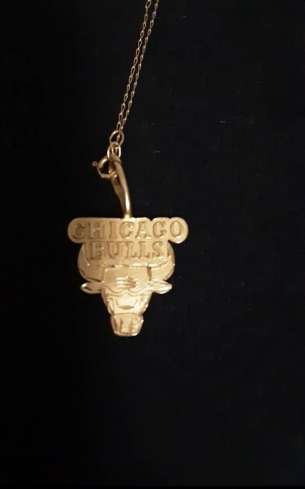 14KT GOLD CHAIN AND CHICAGO BULLS CHARM
