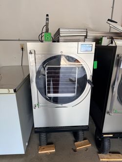 Harvest Right XL freeze dryer with accessories