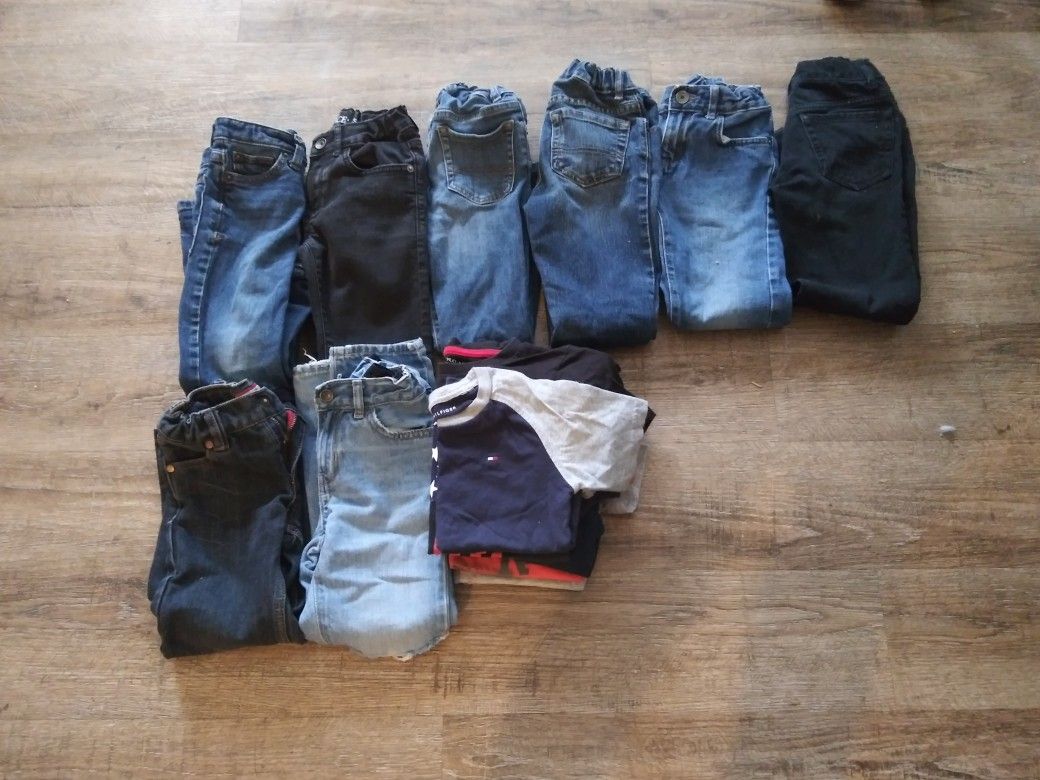 estoy vendiendo esto pantaloncito is Slim numero cinco seis La camisa número 5 $25 por todo