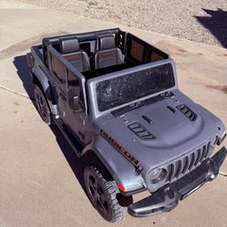 12V Jeep Gladiator Rubicon Battery Powered Ride-on