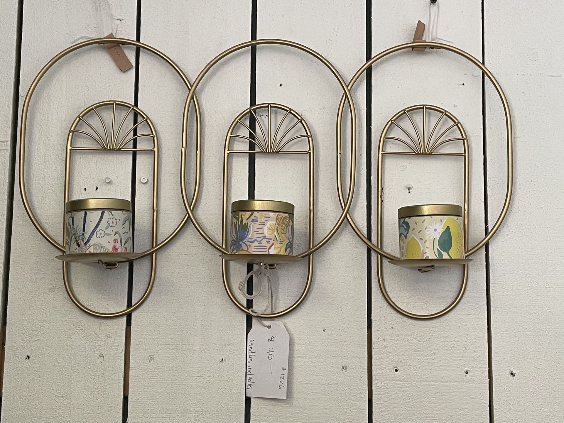 Hanging wall candle holder with three candles in gold