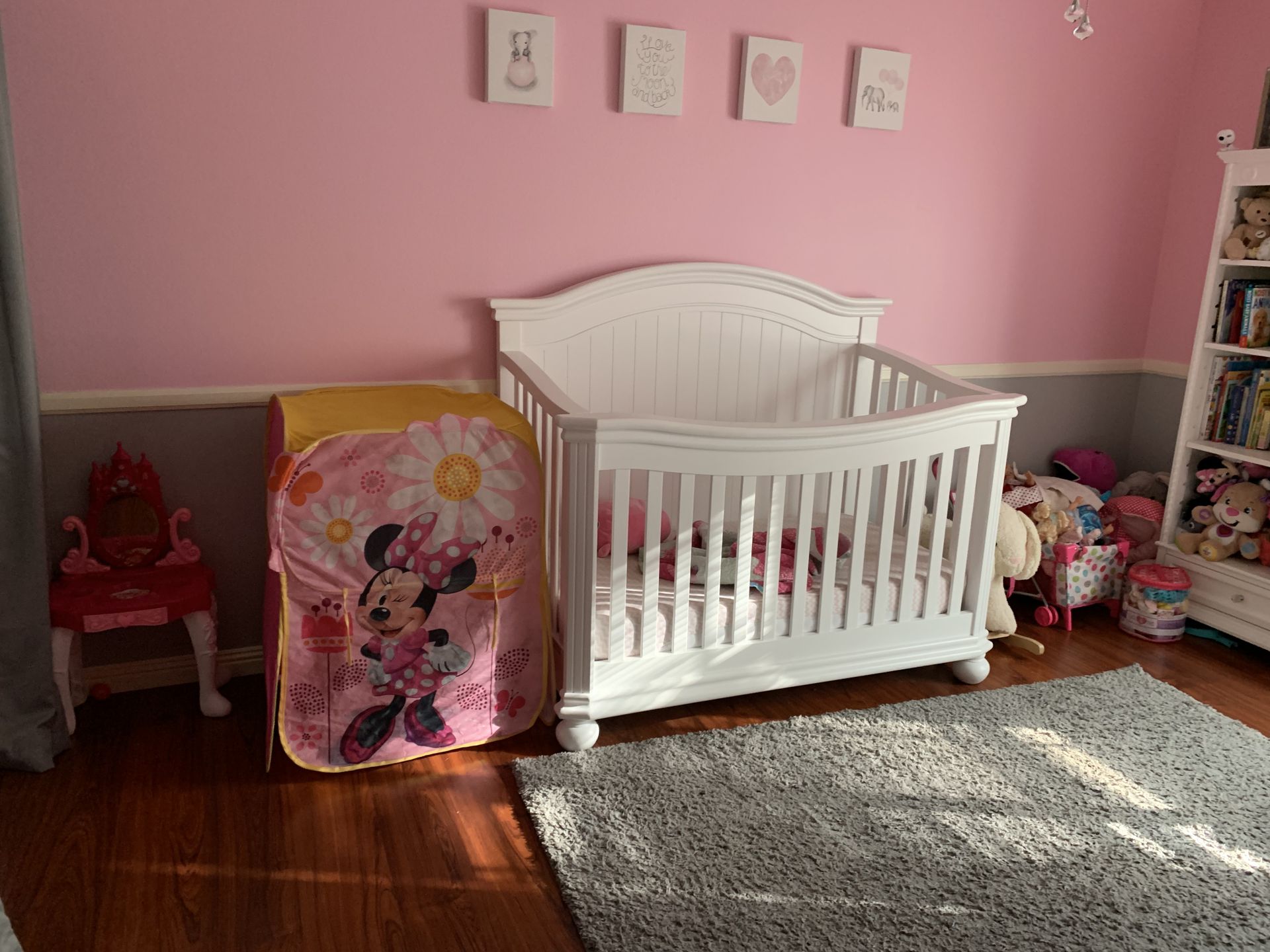 Crib/day bed and matching dresser