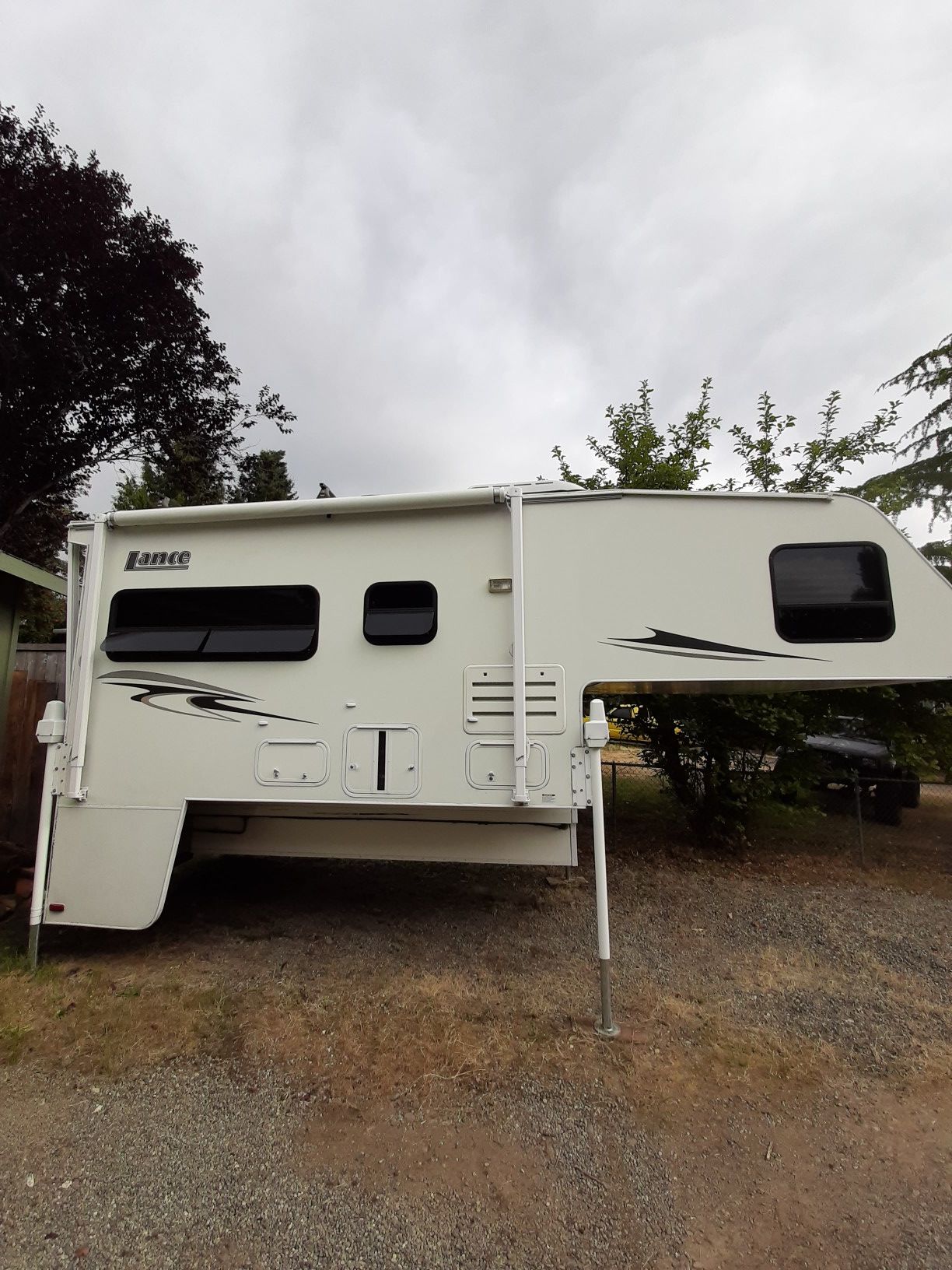 2008 Lance 1055 Camper 10'11"