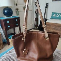 MICHAEL KORS LEATHER BUCKET PURSE