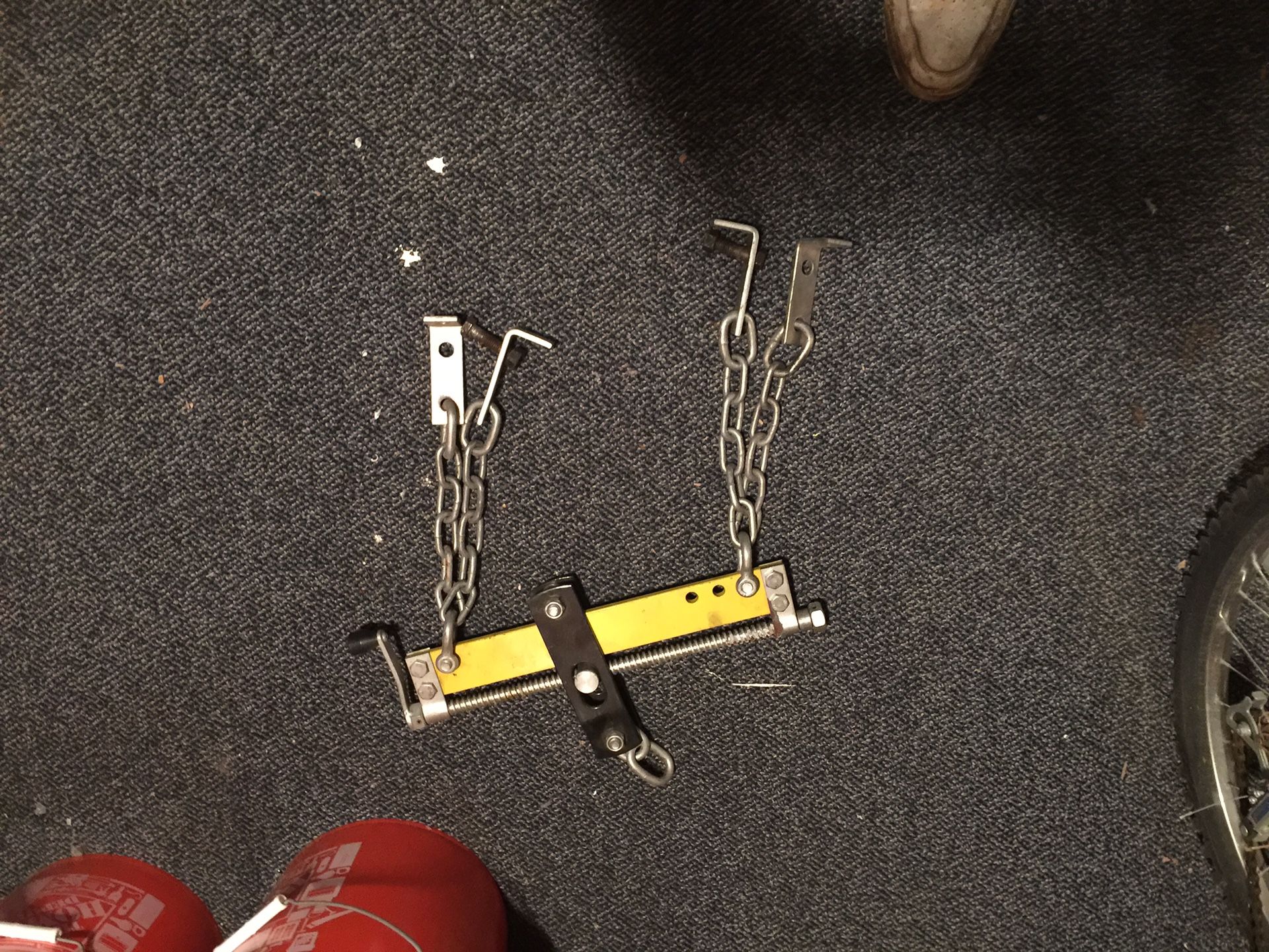 Engine hoist leveler for pulling engines
