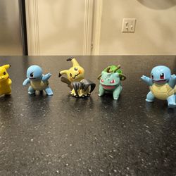 Pokemon Battle Figures Pikachu, Mimikyu, Bulbasuar, Charmander & Squirtle 