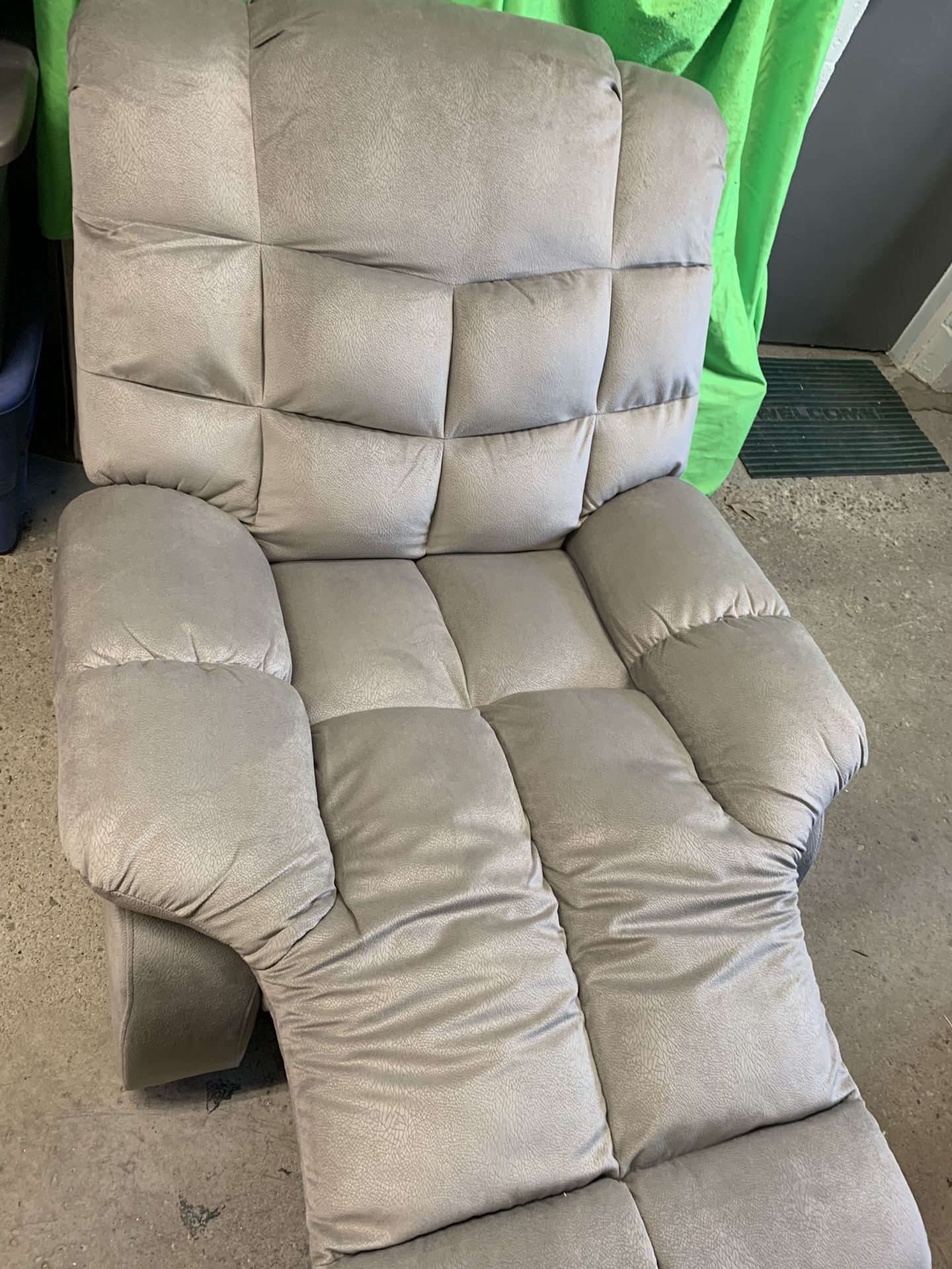 Chira Recliner