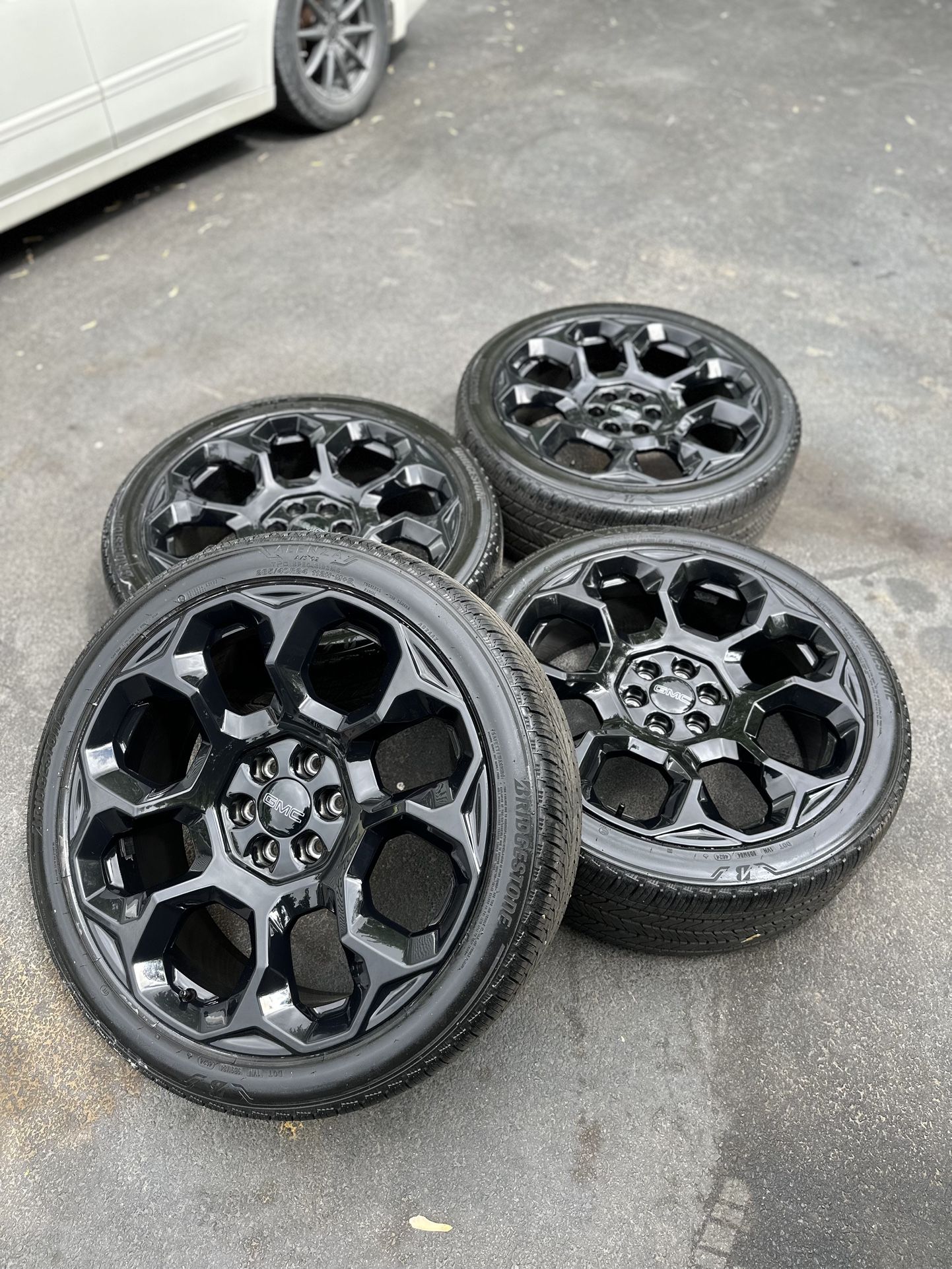 24" Inch OEM GMC Yukon Denali Sierra 1500 Bridgestone 285/40/24 Tires Hablo Español