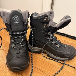 Columbia Snow Boots (Women Size 6)