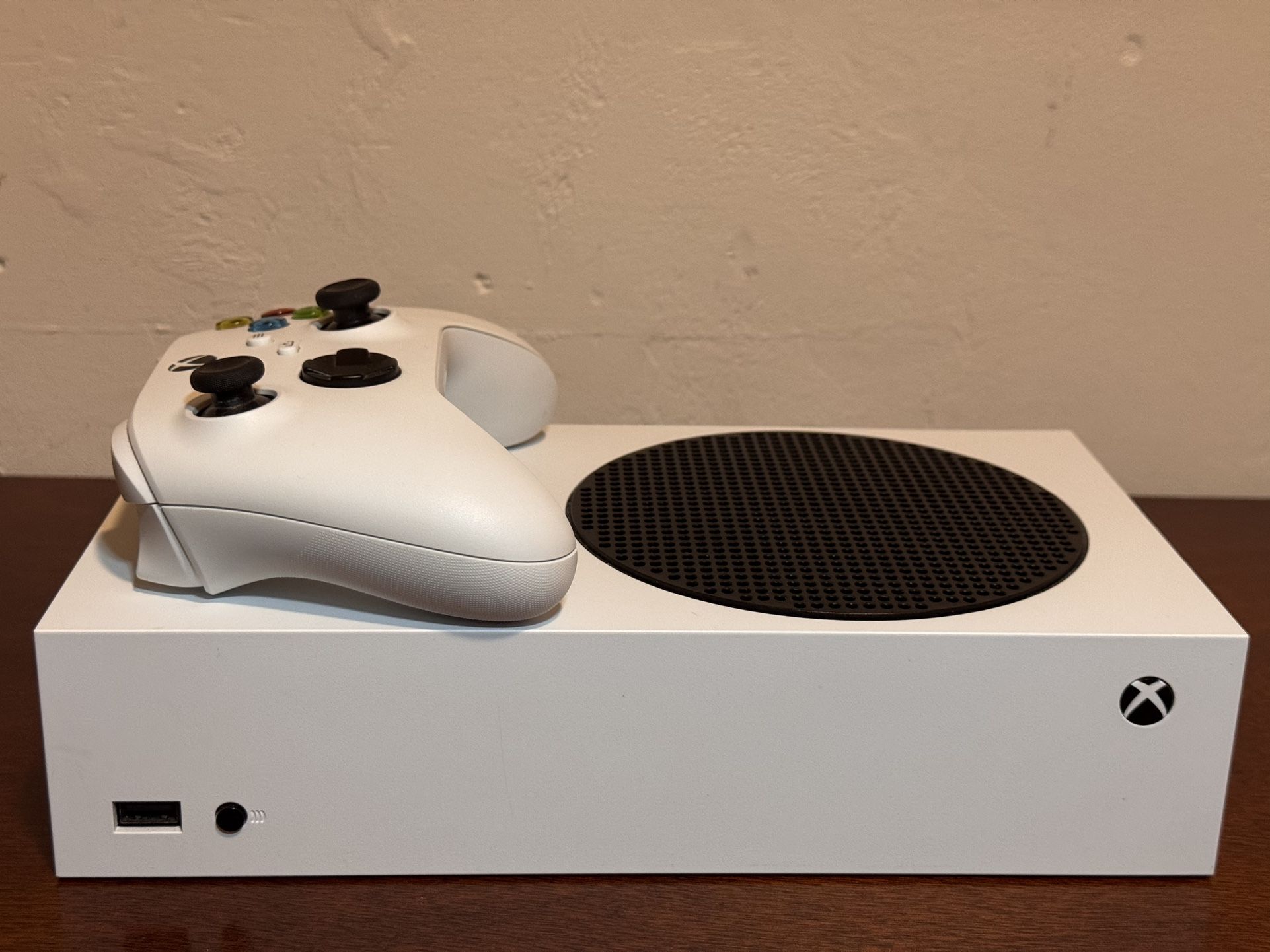 Xbox Series S Very Good Condition (Controller and Cables Included)