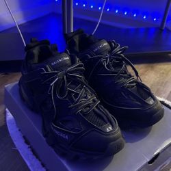 size 43 balenci track led  don’t want anymore because i have the runners