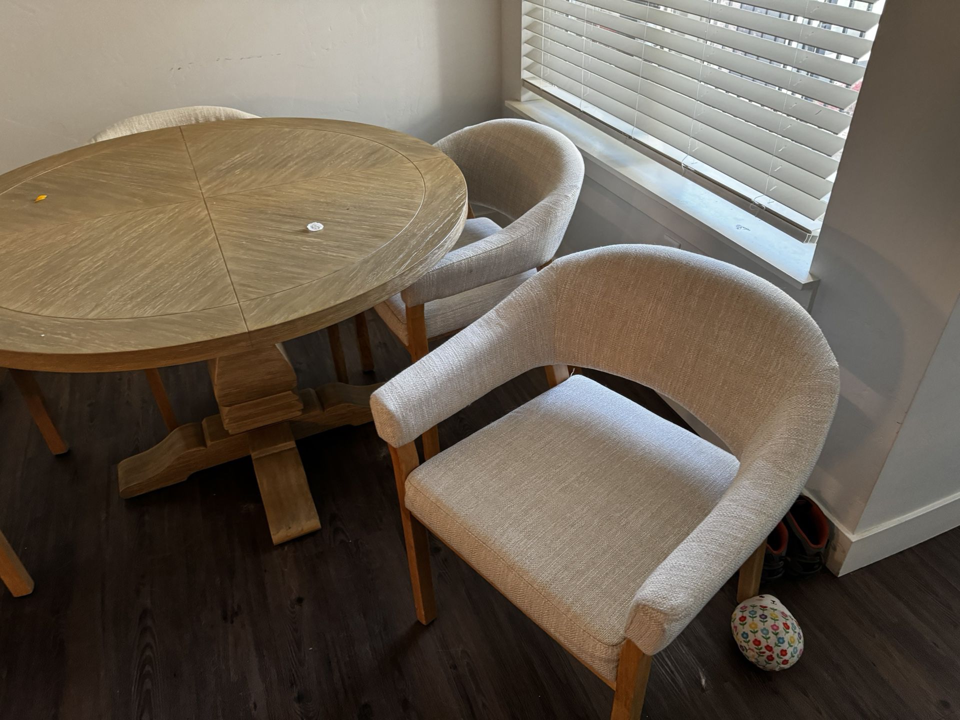 Round Table With Chairs 