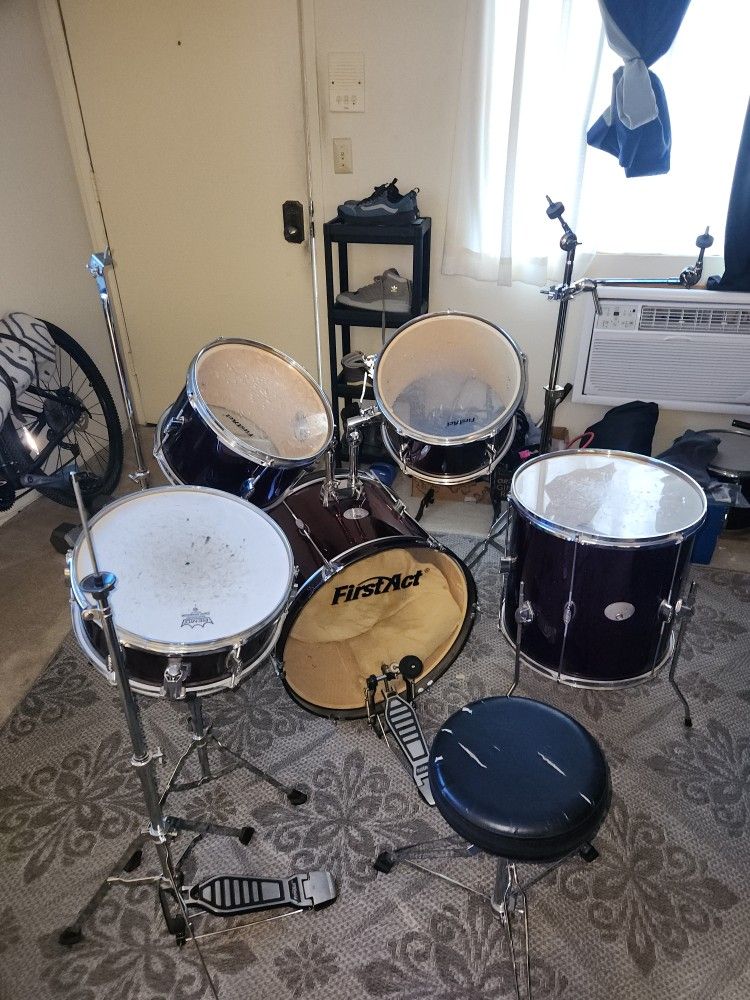 First Act, Drum Set, 5 Piece (With No Symbols Plates)
