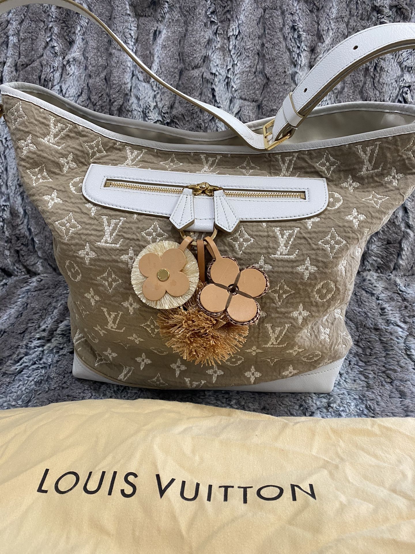 Authentic Louis Vuitton Bag XL  Excellent Condition 