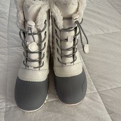 Snow Boots Size 4