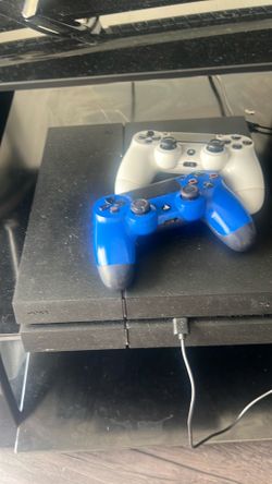 PlayStation 4 Console Bundle – Works Great!