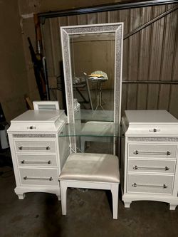 Vanity  set with lighted mirror