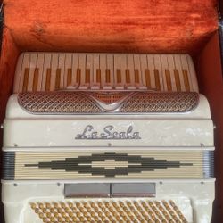 LA SCALA ACCORDION IN PRISTINE CONDITION 