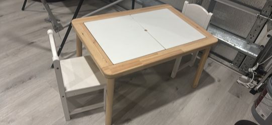 Kids table with chairs (Kendall)