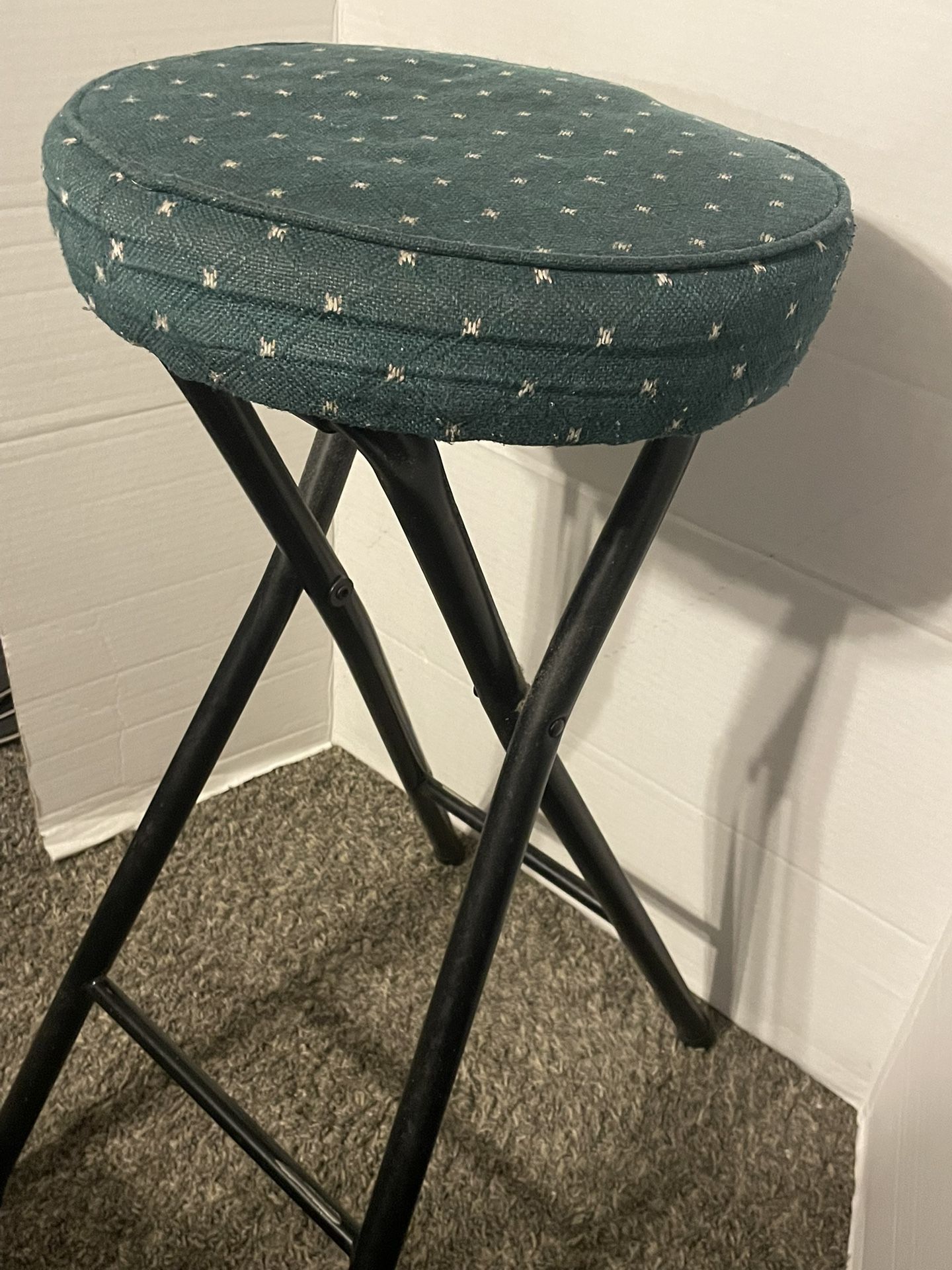 STOOL WITH UPHOLSTERED DESIGN