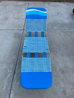 Folding lounge chairs