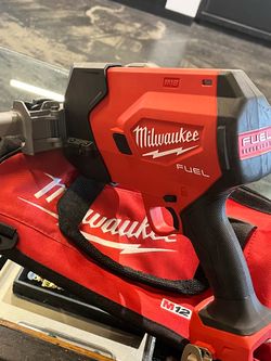 Milwaukee pipe cutter 18v.