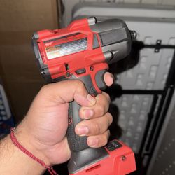 Milwaukee FUEL 1/2 Impact Wrench + Battery + Charger