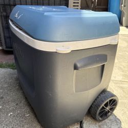 Igloo cooler w/ wheels