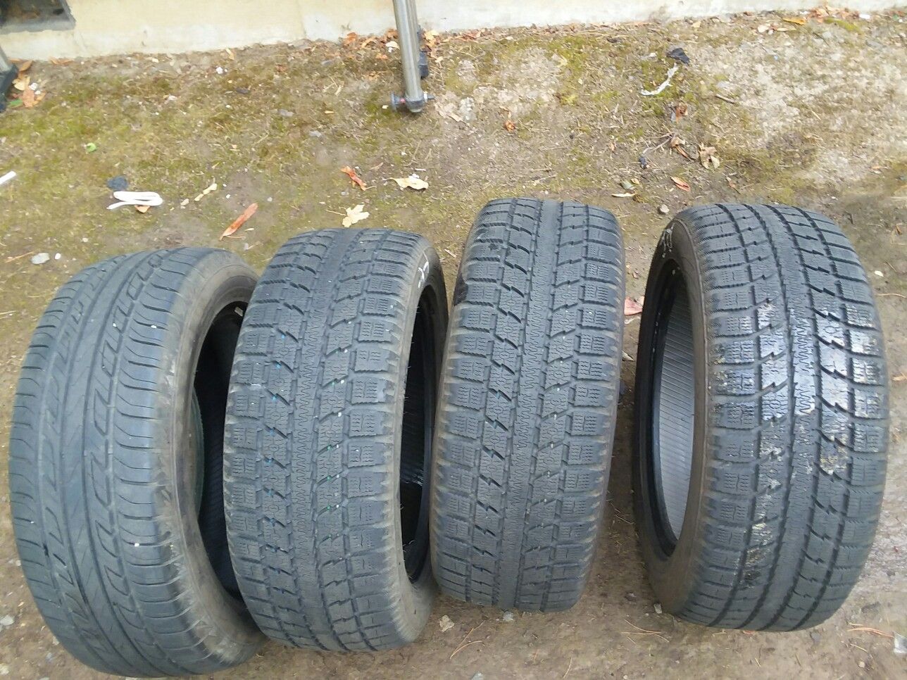Llantas marca toyo 3 iguales una diferente pero de la misma medida