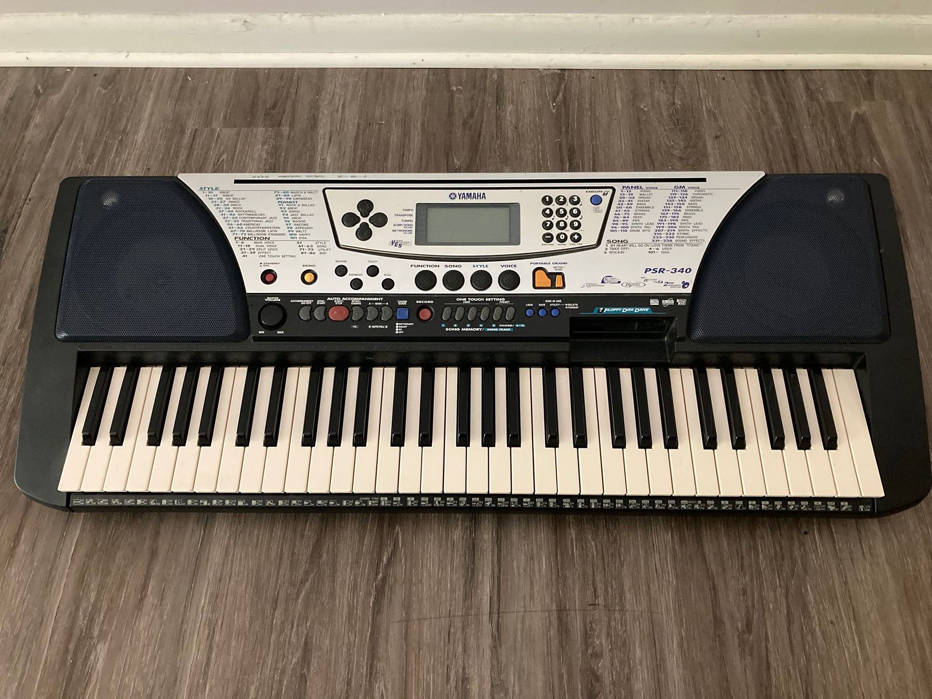 Yamaha PSR-340 Electronic Keyboard & Synthesizer w/accessories