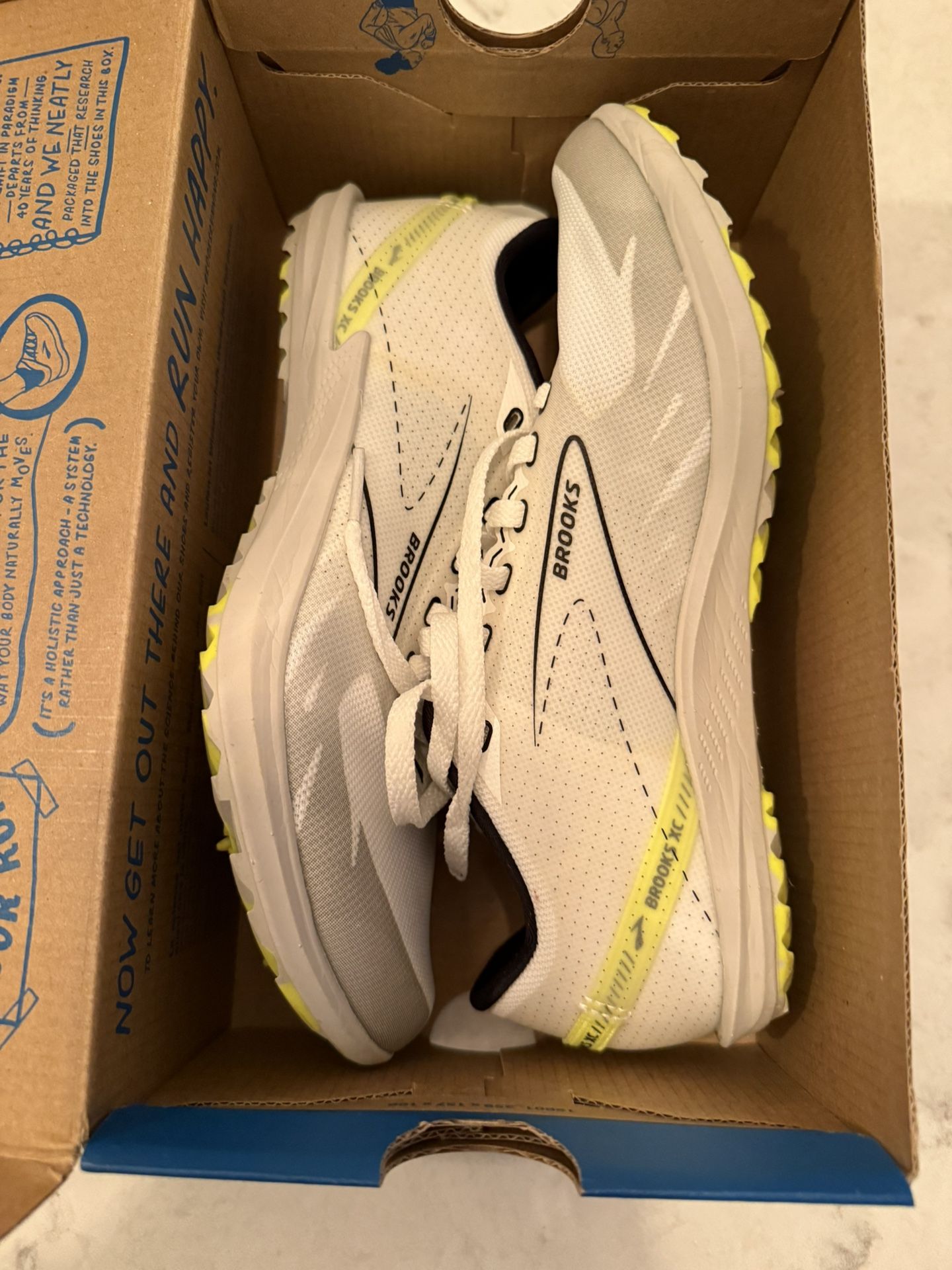Brooks Draft XC Spikeless speed shoes! Unisex