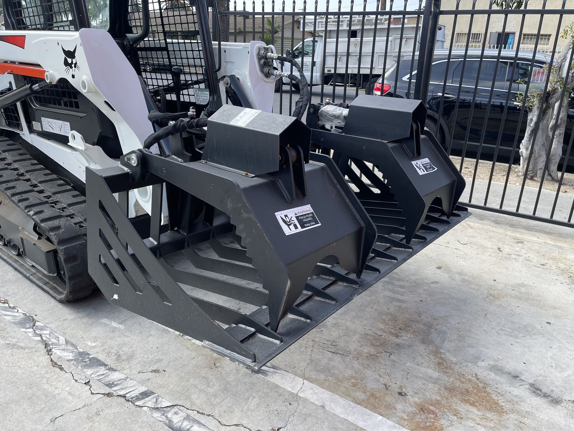 Skid Steer Rock Grapple Bucket Attachment