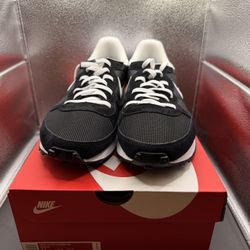 Nike Challenger OG Black & White SIZE 11