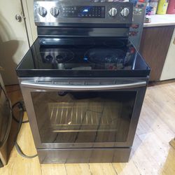 Excellent Black Stainless And Black  Samsung 5 Burner glass top stove with Self Cleaning Convection Oven Works Excellent