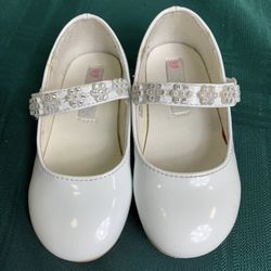 Tip Top girl size 8 white patent Mary Jane with sparkly silver flowers on velcro strap dress shoes - perfect for Easter 