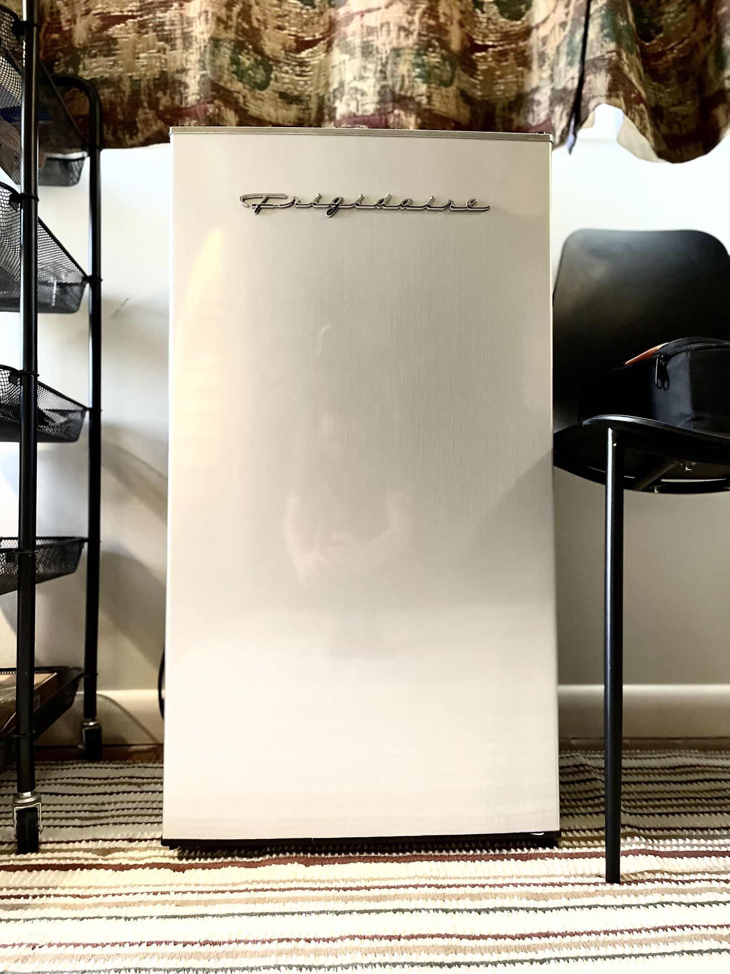 * Like New * Retro Style Mini Frigidaire Refrigerator 3.2 Cu.ft. (Retail Price $199)