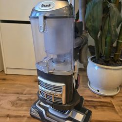 Vacuum Cleaner Shark Navigator Lift away